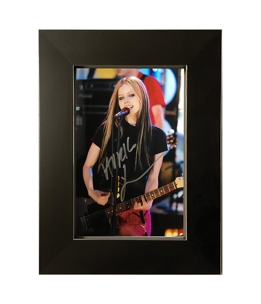 Avril Lavigne Autograph | Singer | Musician | Songwriter